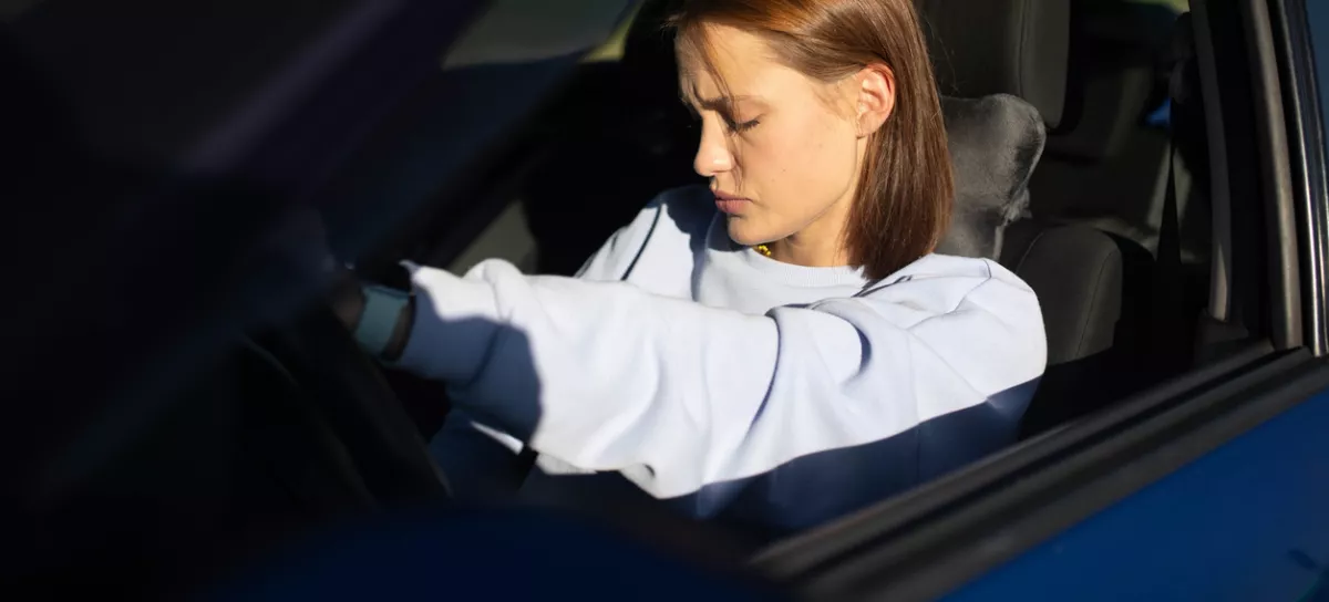 An angry woman driver in a car is tired / Foto: Saevichmikalai Getty Images