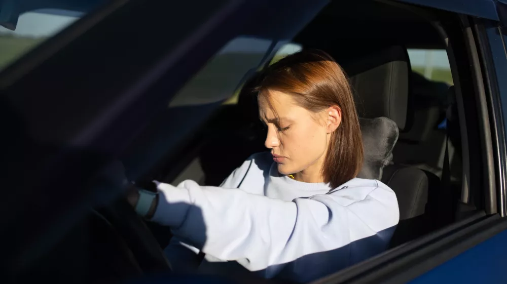 An angry woman driver in a car is tired / Foto: Saevichmikalai Getty Images