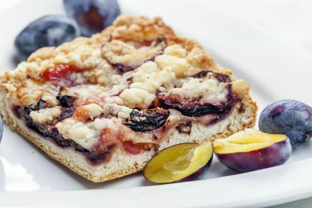 piece of plum pie with plums around / Foto: Phbcz