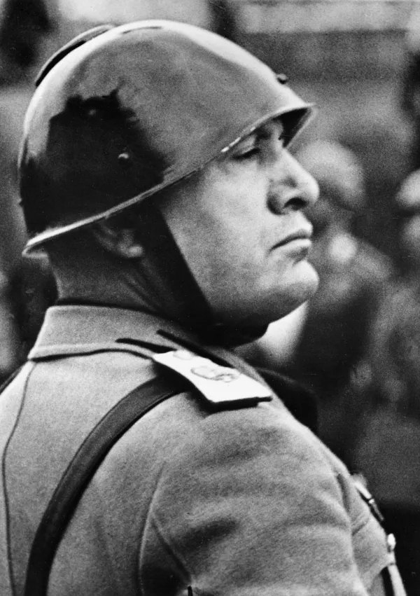 FILE - This is a Nov. 11, 1937 file photo of Italian Premier-dictator Benito Mussolini reviews troops before the national Italian monument in honor of the 68th birthday of King Victor Emmanuel in Rome. A historian says Benito Mussolini was well paid as a British agent during World War I. The Guardian newspaper reported Wednesday Oct. 14, 2009 that Peter Martland of Cambridge University discovered that Mussolini was paid 100 pounds a week by Britain in 1917 equal to about 6,000 pounds (US$9,600) today. (AP Photo, File) / Foto: Ap