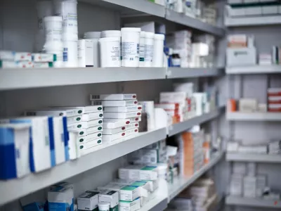Shot of shelves stocked with various medicinal products in a pharmacy / Foto: Tinpixels Getty Images