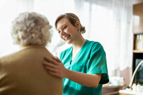 Friendly nurse supporting an elderly lady / Foto: Piksel