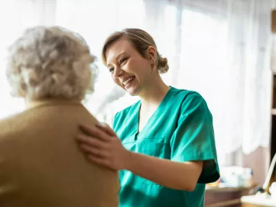 Friendly nurse supporting an elderly lady / Foto: Piksel