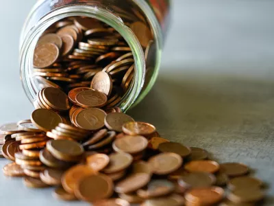 Spilled Glass Jar Full of Copper Euro Cents on a Table Symbolizing Savings, Budgeting, and the Value of Small Change / Foto: Zigmunds Dizgalvis Getty Images