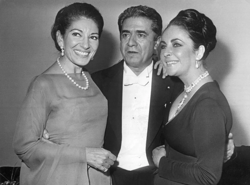 (L-r): Opera singer Maria Callas, Guiseppe di Stefano and actress Liz Taylon on 25 October 1973 in Hamburg where "The Callas" will start her world tour. | usage worldwide,Image: 679722659, License: Rights-managed, Restrictions:, Model Release: no / Foto: Profimedia