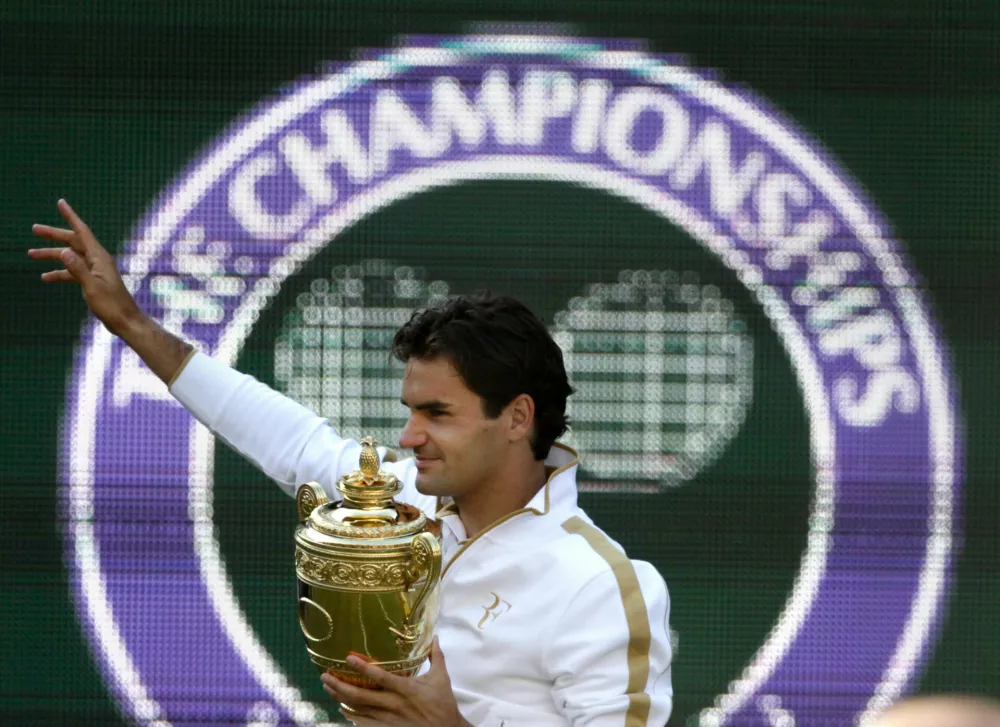FILE - Roger Federer of Switzerland holds the trophy after defeating Andy Roddick of U.S. in their men's final match on the Centre Court at Wimbledon, July 5, 2009. (AP Photo/Anja Niedringhaus, file) / Foto: Anja Niedringhaus