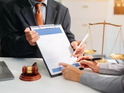 Woman lawyer hand and women client shaking hand collaborate on working agreements with contract documents at the modern office. / Foto: Laddawan Punna Getty Images