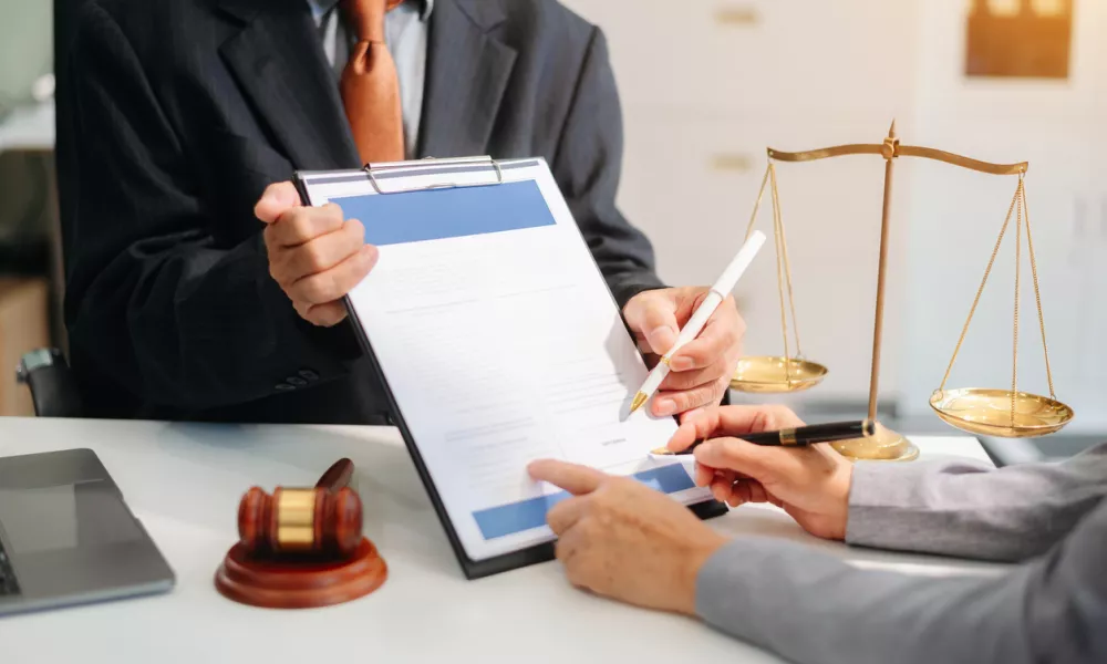 Woman lawyer hand and women client shaking hand collaborate on working agreements with contract documents at the modern office. / Foto: Laddawan Punna Getty Images