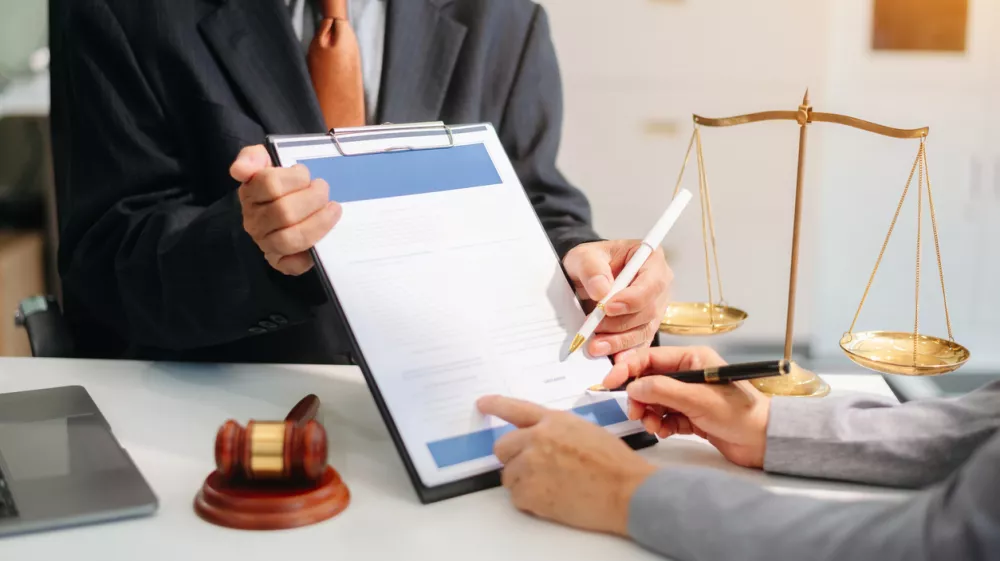 Woman lawyer hand and women client shaking hand collaborate on working agreements with contract documents at the modern office. / Foto: Laddawan Punna Getty Images