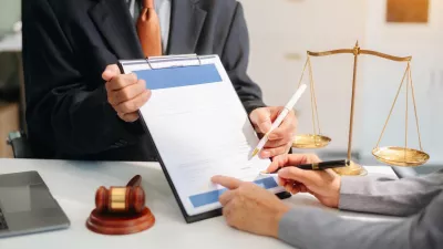 Woman lawyer hand and women client shaking hand collaborate on working agreements with contract documents at the modern office. / Foto: Laddawan Punna Getty Images