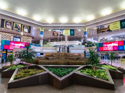 Dammam, Saudi Arabia - February 24, 2026: Interior view of the King Fahd International Airport terminal showing the central fountain, indoor gardens, and digital displays. / Foto: Leonid Andronov Getty Images