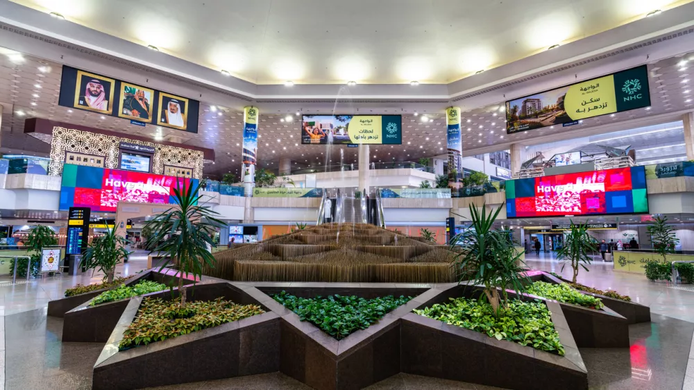 Dammam, Saudi Arabia - February 24, 2026: Interior view of the King Fahd International Airport terminal showing the central fountain, indoor gardens, and digital displays. / Foto: Leonid Andronov Getty Images