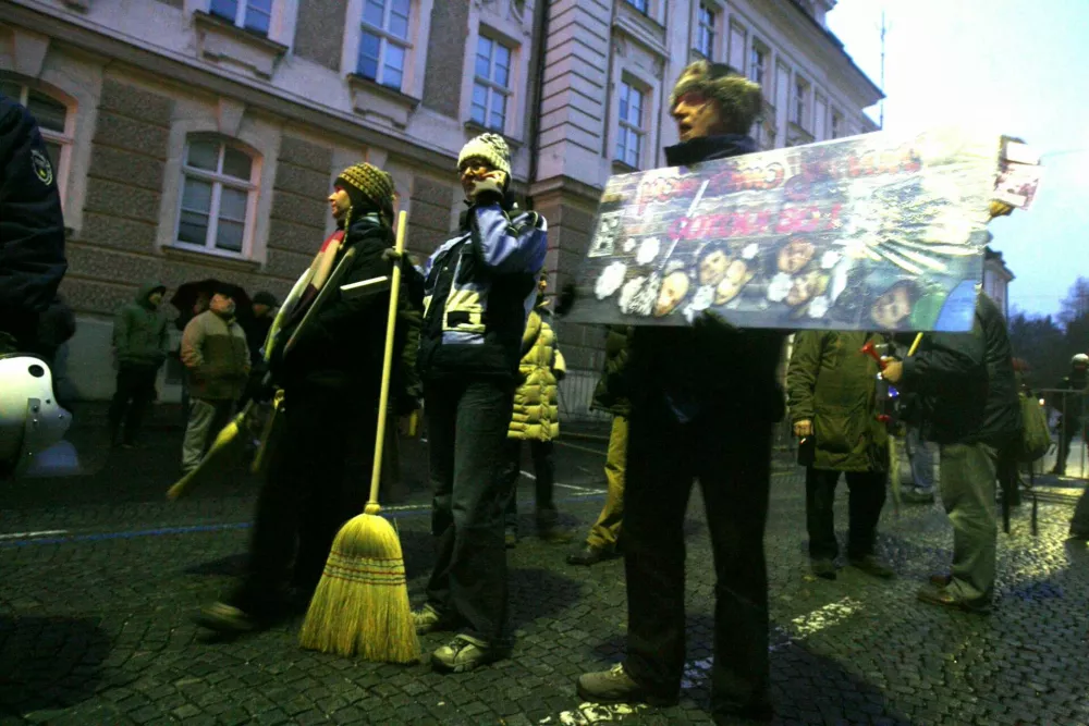 - Maribor 2013 - protest poimenovan 5. Mariborska vstaja pod geslom "Pometimo jih vun!" protestniki zahtevali odstop mestnih svetnikov. - protetni shod pred mestno hi&scaron;o   //FOTO: Bojan Velikonja / Foto: Bojan Velikonja
