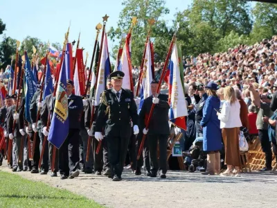 Bruno Kocjan poveljuje enoti prapor&scaron;čakov na proslavi ob priključitvi Primorske matični domovini v Lipici. / Foto: Arhiv Bruna Kocjana 