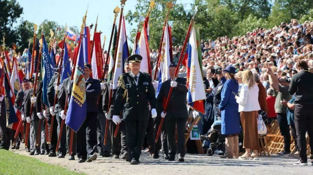Bruno Kocjan poveljuje enoti prapor&scaron;čakov na proslavi ob priključitvi Primorske matični domovini v Lipici. / Foto: Arhiv Bruna Kocjana 