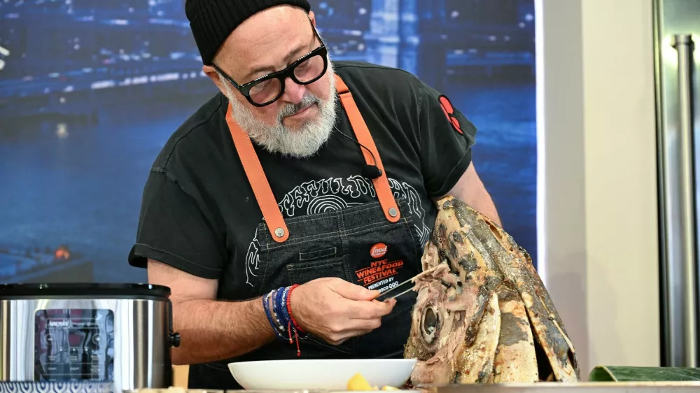 NEW YORK, NEW YORK - OCTOBER 18: Andrew Zimmern gives a culinary demonstration at the Grand Tasting: Daytime Edition hosted by Sofia and Manolo Vergara during Food Network New York City Wine & Food Festival presented by Invesco QQQ on October 18, 2025 in New York City. Dave Kotinsky,Image: 1046445742, License: Rights-managed, Restrictions:, Model Release: no / Foto: Profimedia