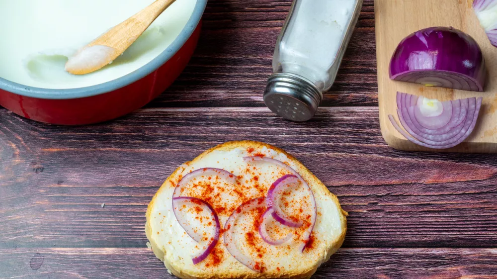 Hungarian traditional food - bread with lard, and onion, red paprika / Foto: Daniel Tamas Mehes Getty Images