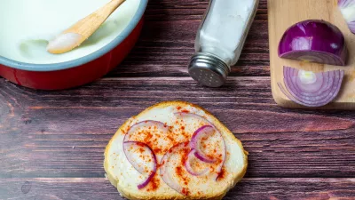 Hungarian traditional food - bread with lard, and onion, red paprika / Foto: Daniel Tamas Mehes Getty Images