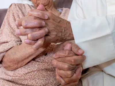 Closeup of elderly couple holding hands / Foto: Noah Saob