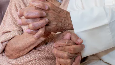 Closeup of elderly couple holding hands / Foto: Noah Saob