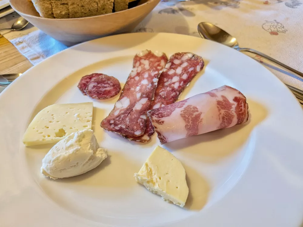 Hladni krožnik za mesojedce / Foto: Miha First