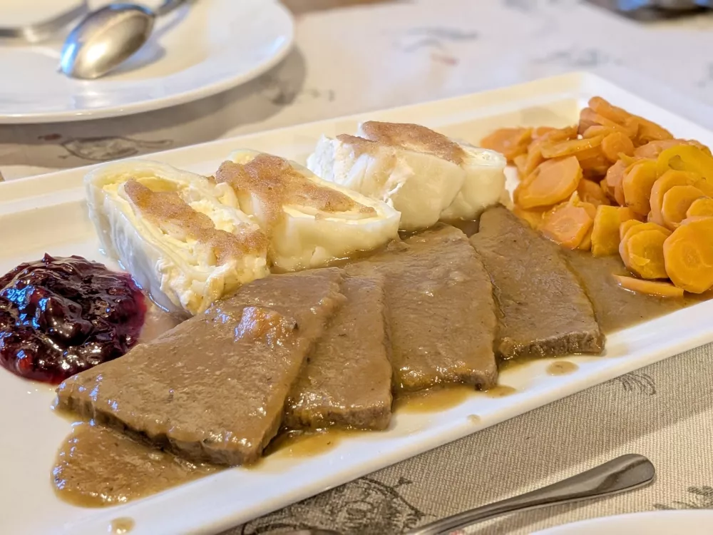 Govedina z brusnicami, &scaron;truklji in korenjem / Foto: Miha First
