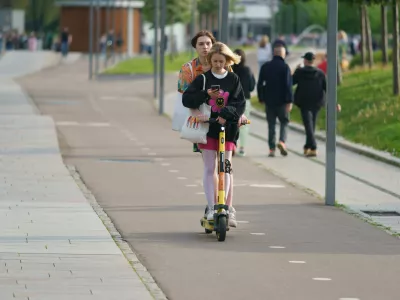 Moscow, Russia - June 1, 2022: People have sports activity in public park in the summer day. Driving of renting motor scooters. Healthy lifestyle concept. Heterosexual couple driving one scooter / Foto: Yury Karamanenko