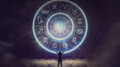 Woman raising hands looking at the night sky. Astrological wheel projection, choose a zodiac sign. Trust horoscope future predictions, consulting stars. Power of universe, astrology esoteric concept. / Foto: Bulat Silvia Getty Images