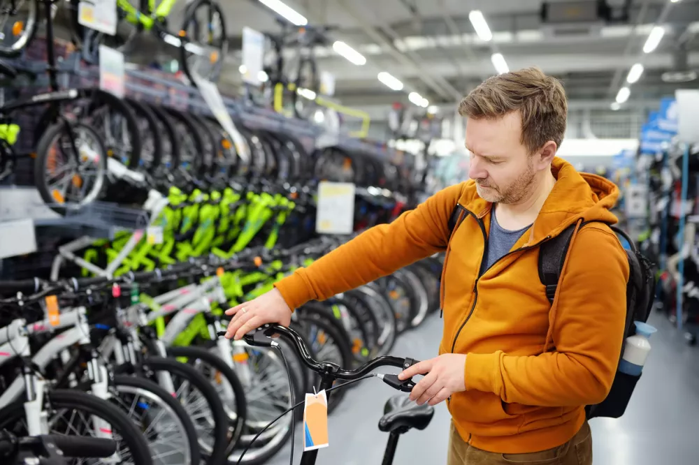 Middle age man choosing bicycle in sport store. Healthy active style of life. / Foto: Sbytovamn Getty Images
