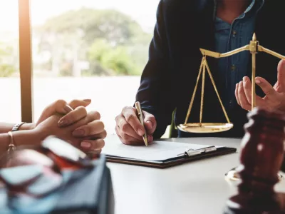 Do pravice je včasih dolga pot. Če se ljudje &scaron;e kregajo, se zdi večna &hellip; / Foto: Istock