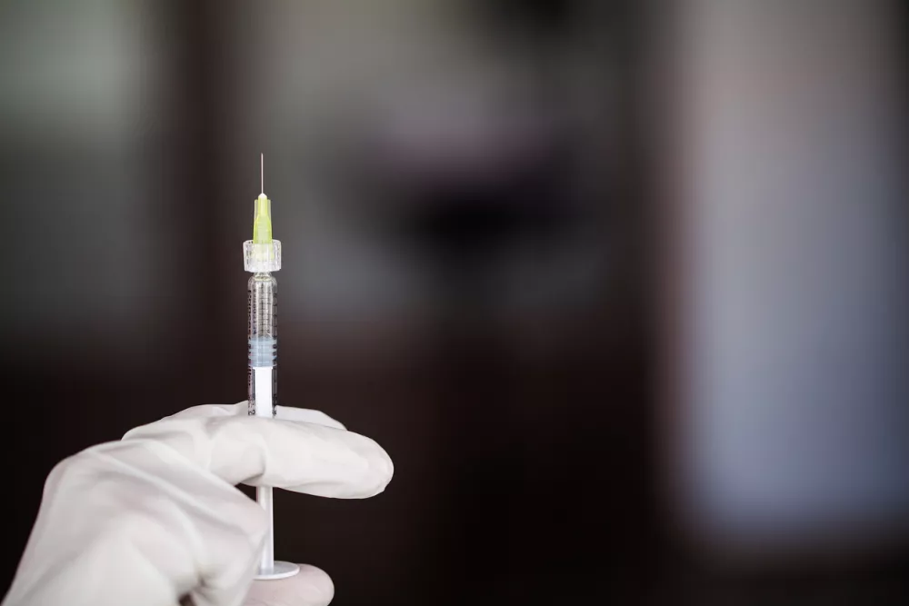 Syringe. Doctor Prepared Syringe of Vaccine to Injunction Patient. / Foto: Iurii Maksymiv Getty Images