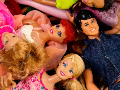 "Albuquerque, USA - June 15, 2012: Studio shot of a pile of Barbie fashion dolls. Barbie dolls are have been manufactured by Mattel, Inc. since1959. Barbie dolls are often a subject of criticisms since she promotes an unrealistic idea of body image for a young woman, leading to a risk that girls who attempt to emulate her look will become anorexic." / Foto: Ivanastar Getty Images