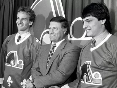 Maurice Filion, director manager of the Quebec Nordiques, welcomes Mario Brunetta, left, and Jason Lafreniere to the team, in Quebec City on June 4, 1986. Filion died Saturday morning at the age of 85.,Image: 343463854, License: Rights-managed, Restrictions: World rights excluding North America, Model Release: no / Foto: Jacques Nadeau Via Profimedia