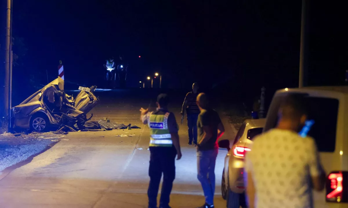 Avto po silovitem trku prepolovilo, med mrtvimi tudi povzročiteljica brez izpita