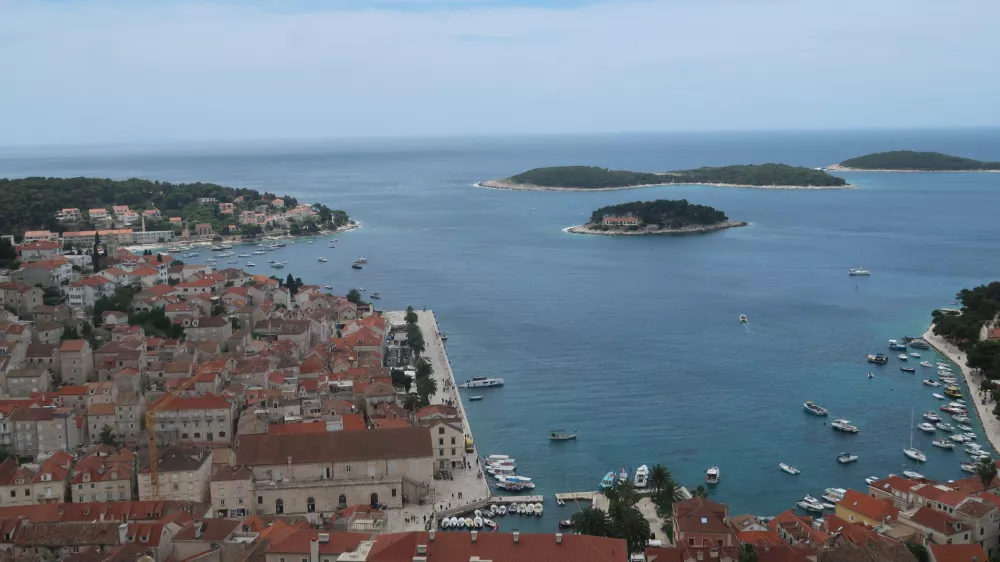 Dalmacija, otok Hvar, mesto Hvar s Peklenskimi otoki v ozadju. Foto: Tatjana Pihlar 