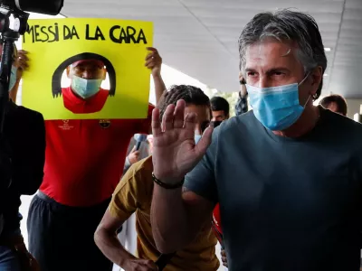 FILE PHOTO: Jorge Messi, father and agent of soccer player Lionel Messi, arrives at Josep Tarradellas Barcelona-El Prat airport for a meeting with Barcelona President Josep Maria Bartomeu, in Barcelona, Spain September 2, 2020. REUTERS/Nacho Doce/File Photo