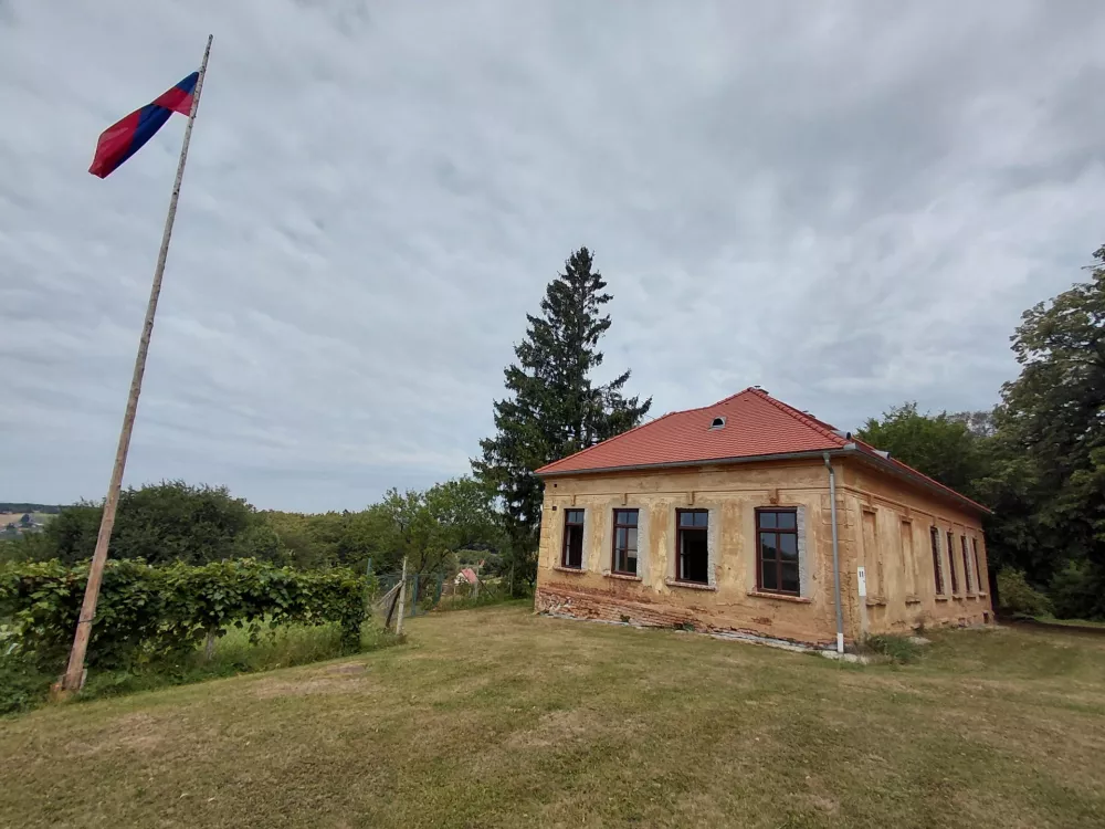 Na naslovu Kančevci 37, v nekdanji osnovni &scaron;oli, je razstava, ki obiskovalca popelje v svet netopirjev.