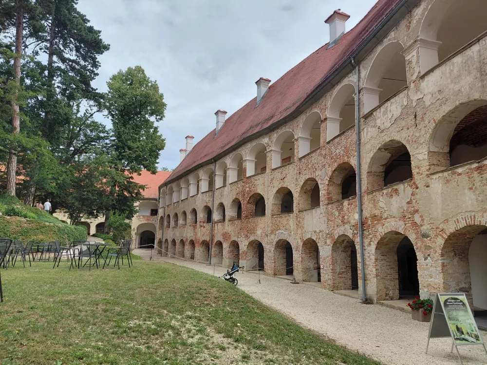 Grad Grad je trenutno najpomembnej&scaron;e zatoči&scaron;če vampirjev.