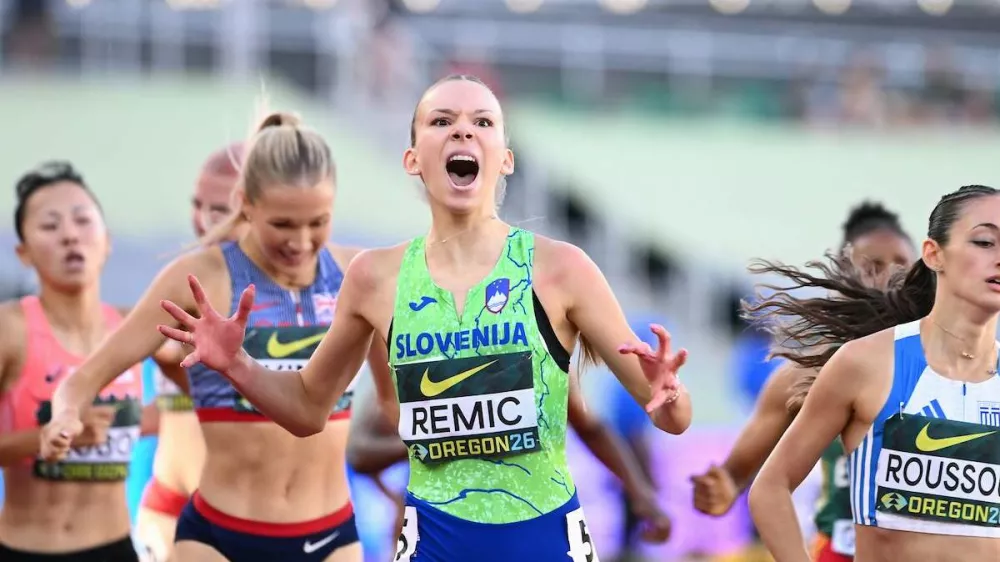 Komaj 16-letna slovenska atletinja Živa Remic je na svetovnem prvenstvu do 20 let v ameri&scaron;kem Eugenu v teku na 800 metrov osvojila naslov svetovne prvakinje.