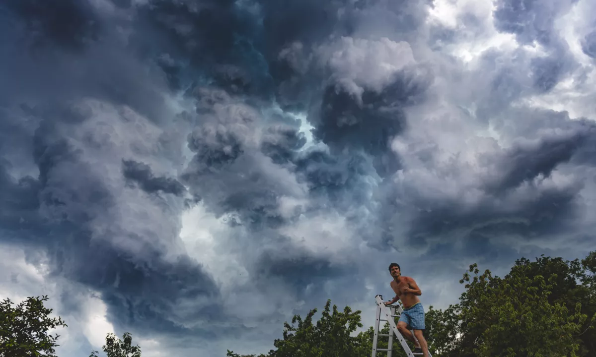 Delavca padla z lestve in se poškodovala