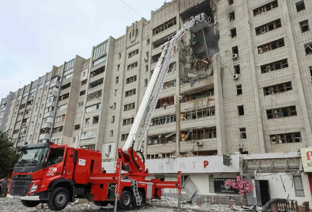 Firefighters work at the site of an apartment building hit by a Russian drone strike, amid Russia's attack on Ukraine, in Kharkiv, Ukraine August 9, 2026. REUTERS/Vyacheslav Madiyevskyy