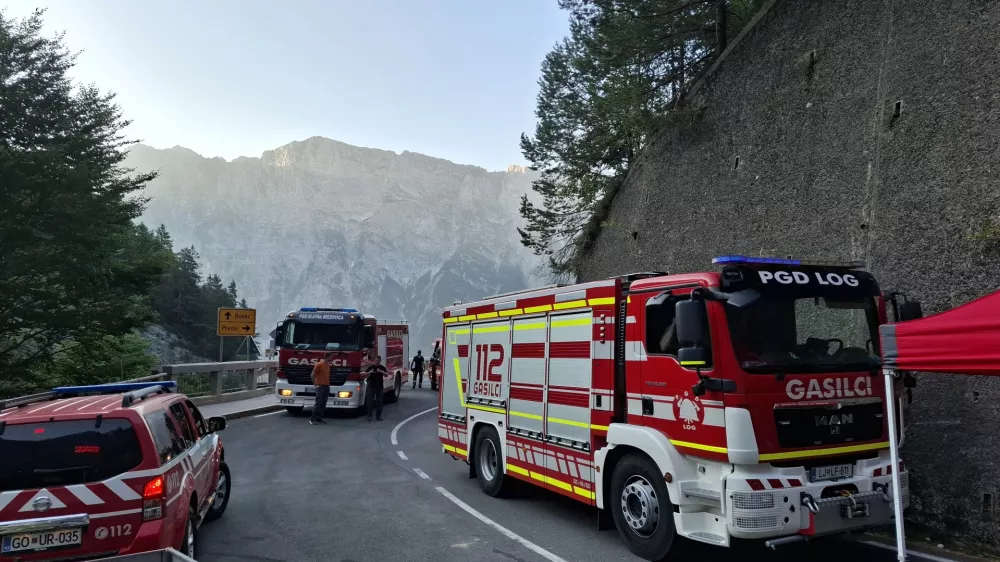 Bovec, Planja.Na pozariscu na Planji na Bovskem, kjer so gasilci na delu peti dan, so razmere pod nadzorom. Na juznem, severozahodnem in severovzhodnem delu se se vedno pojavljajo majhna zarisca.Foto: Gasilska zveza Bovec