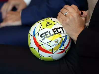 rokometna žoga za žensko evropsko prvenstvo- 20.10.2022 &ndash; Rokometna zveza Slovenije (RZS) &ndash; ženska rokometna reprezentanca - predstavitev priprav Slovenije na organizacijo bližnjega evropskega rokometnega prvenstva za ženske v Celju in Ljubljani ter objava seznama igralk slovenskega selektorja Dragana Adžića//FOTO: Tomaž Skale