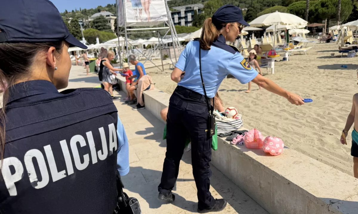 19-letnik se je pred policisti »skril« na zabojnik sredi promenade