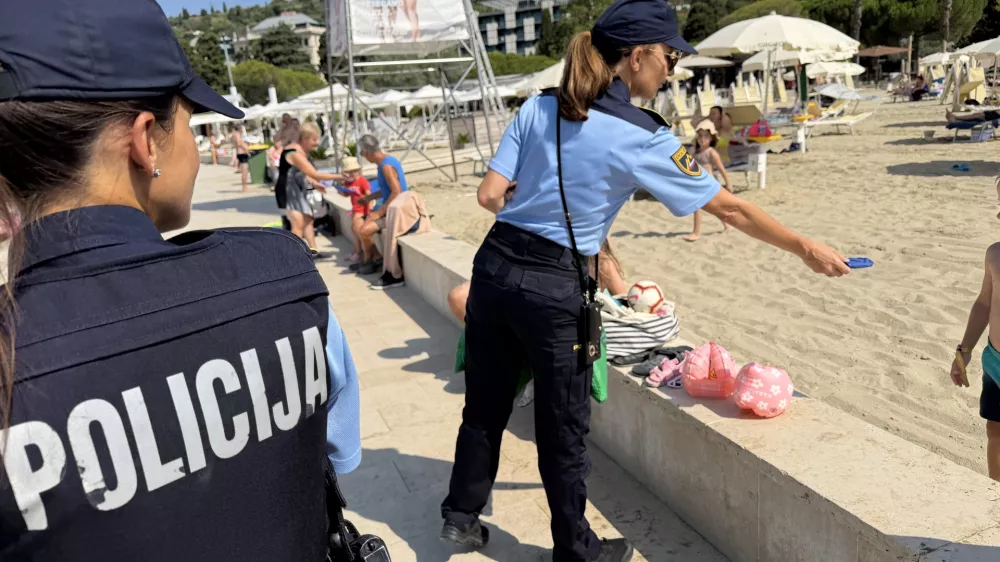 Portoroz, plaza.Preventivna akcija slovenske policije, v okviru katere so kopalce na plazi opozarjali na nevarnost tatvin in drugih kaznivih dejanj.