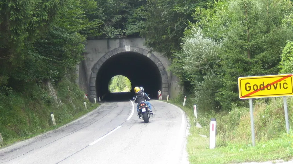 Predor Javornik pri Godoviču je neosvetljen, pozimi pa s stropa visijo tudi meter dolge ledene sveče.
