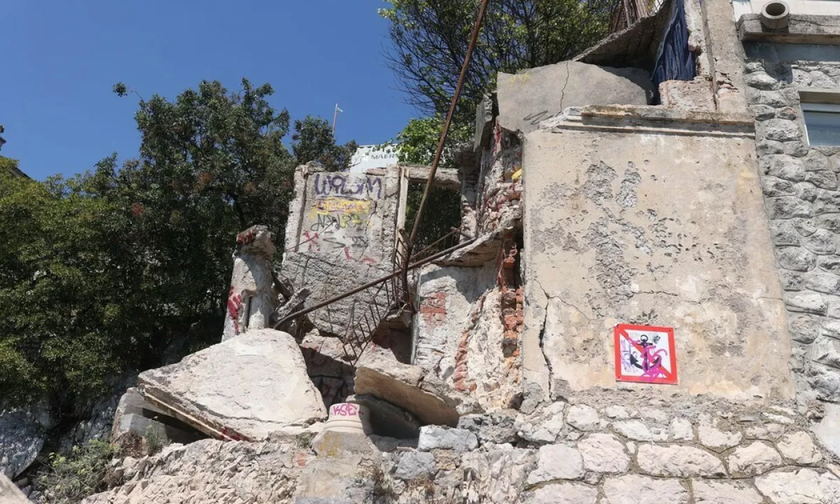 Na Reki se je zrušil balkon, pod betonom ostala ujeta mladoletnika