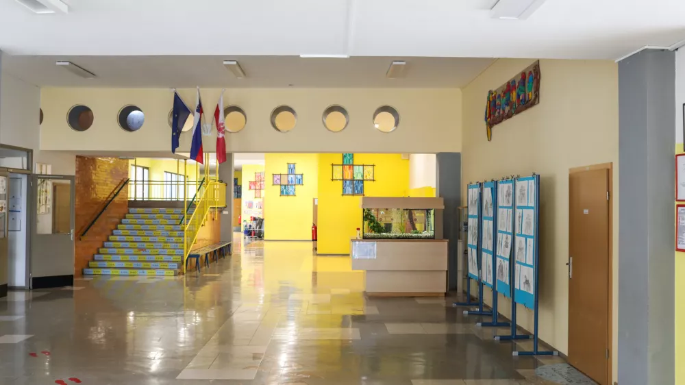 - &scaron;ola, &scaron;olski hodnik, &scaron;olska garderoba, hodnik,- 15.04.2026. O&Scaron; Straži&scaron;če. Kuharska delavnica znotraj dopolninega poukana O&Scaron; Straži&scaron;če v Kranju.//FOTO: Bojan Velikonja