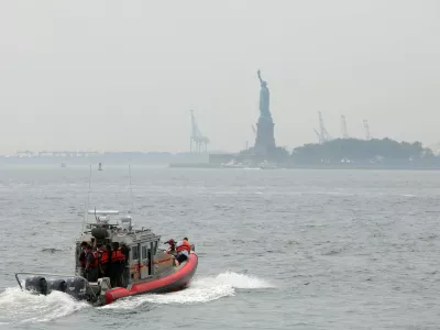 Emergency crews head toward the Statue of Liberty after a fire broke out on Liberty Island forcing an evacuation in Manhattan, New York, U.S., August 27, 2018. REUTERS/Andrew Kelly