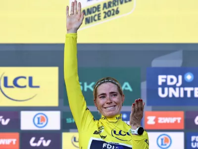 Cycling - Tour de France Femmes - Stage 9 - Nice to Nice - Nice, France - August 9, 2026 FDJ United-Suez's Demi Vollering celebrates on the podium wearing the yellow jersey after winning stage 9 and the Tour de France Femmes REUTERS/Manon Cruz